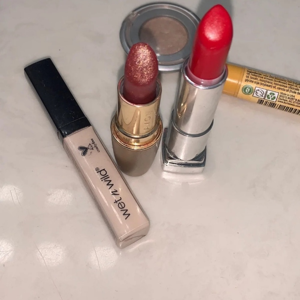 Random makeup bundle - Picture 2 of 3
